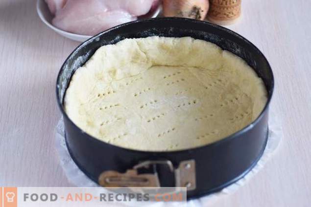 Otwarte ciasto z kurczakiem i ziemniakami pod skorupą sera