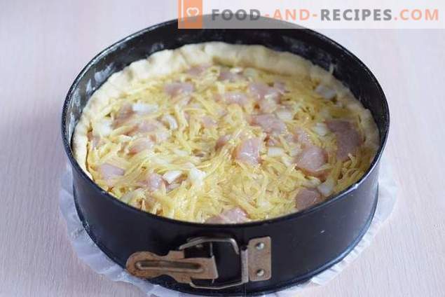 Otwarte ciasto z kurczakiem i ziemniakami pod skorupą sera