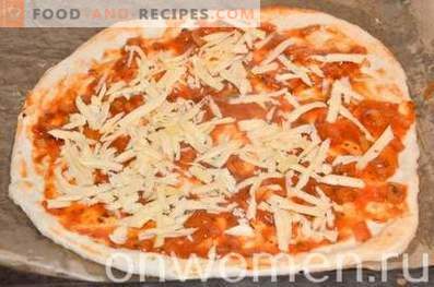 Pizza z kiełbasą i grzybami na cieście drożdżowym