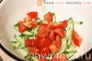 Sałatka z paluszkami krabowymi, pomidorami i kukurydzą