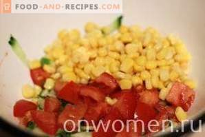 Sałatka z paluszkami krabowymi, pomidorami i kukurydzą