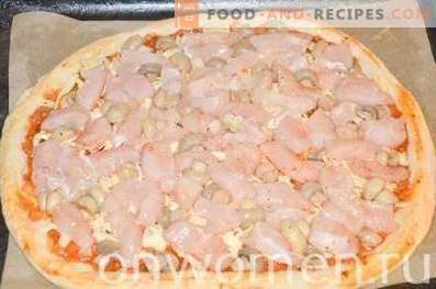 Pizza z kurczakiem i grzybami na cieście drożdżowym
