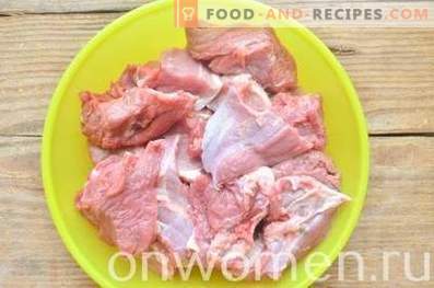 Schweinefleisch- und Rindfleischpasteten in einer Pfanne