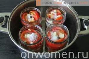 Pomidory z plastrami z cebulą i masłem na zimę