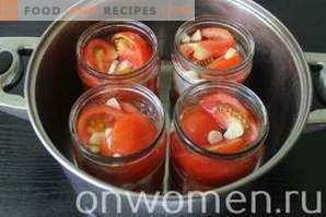 Pomidory z plastrami z cebulą i masłem na zimę