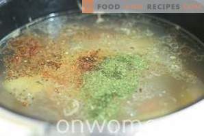 Zupa w puszkach z fasoli w wolnej kuchence