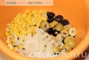 Sałatka z kałamarnicą, kukurydzą i ogórkami