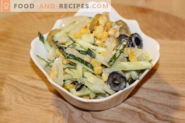 Salat mit Tintenfisch, Mais und Gurken