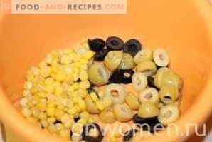 Sałatka z kałamarnicą, kukurydzą i ogórkami
