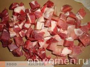 Mięso z ziemniakami i garnkami grzybów w piekarniku