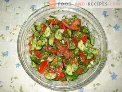 Salades met tomaten en komkommers