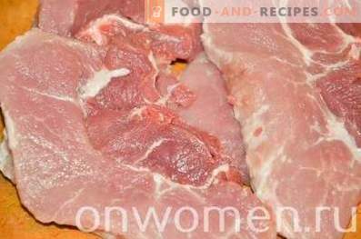 Carne di maiale su un cuscino di patate nel forno