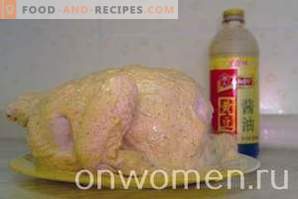 Kurczak pieczony w folii w piekarniku jako całości