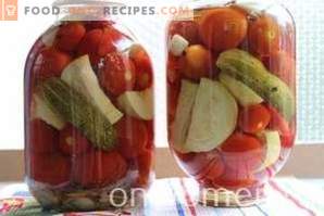 Assorted na zimę ogórków i pomidorów i papryki i cukinii