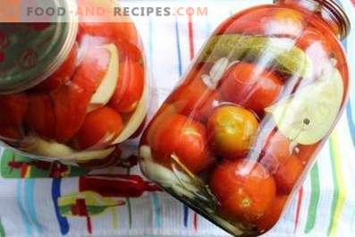 Assorted na zimę ogórków i pomidorów i papryki i cukinii