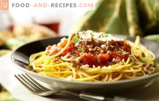 Spaghetti w wolnej kuchence - smaczne i szybkie. Warianty spaghetti w powolnej kuchence z mięsem mielonym, serem, pieczarkami, jajkami, pomidorami